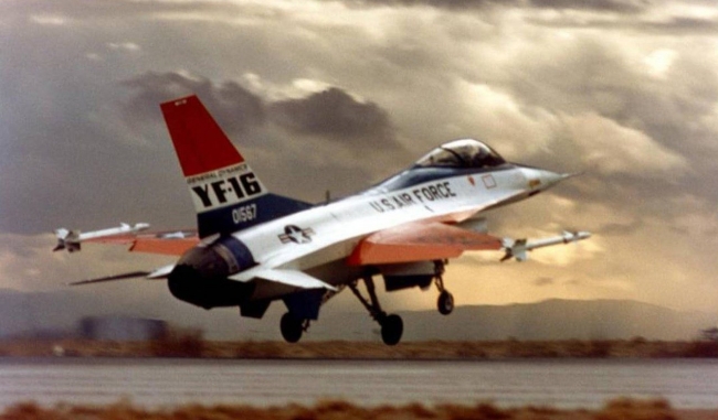 F-16'nın ilk resmi uçuşu 1974'de gerçekleşti.